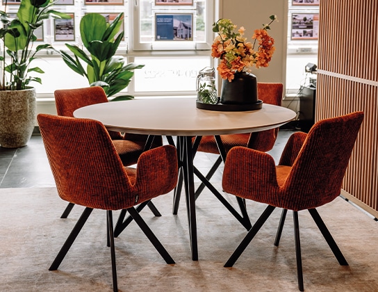 Overlegtafel in het kantoor van Regio Makelaars voor een gesprek over kopen of verkopen in Nieuw-Vennep