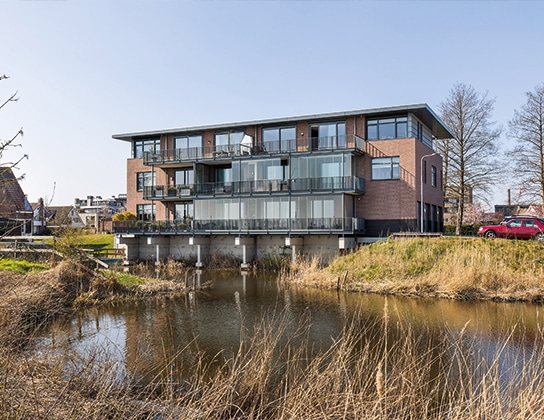 Modern appartementencomplex aan het water in Badhoevedorp, begeleiding door Regio Makelaars