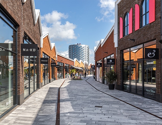 Moderne winkelstraat met winkels en horeca nabij Vijfhuizen in de Haarlemmermeer