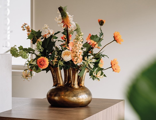 Verzorgd interieurdetail met bloemen als onderdeel van de woningpresentatie bij verkoop in Badhoevedorp