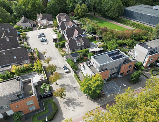 Luchtfoto van een groene woonwijk in Vijfhuizen met vrijstaande woningen en veel groen