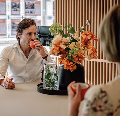 makelaar op de koffie