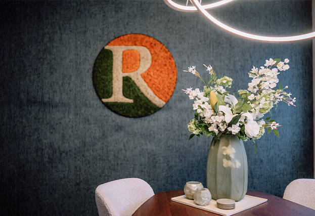 logo regio makelaars op de muur met mooie bloemen op tafel