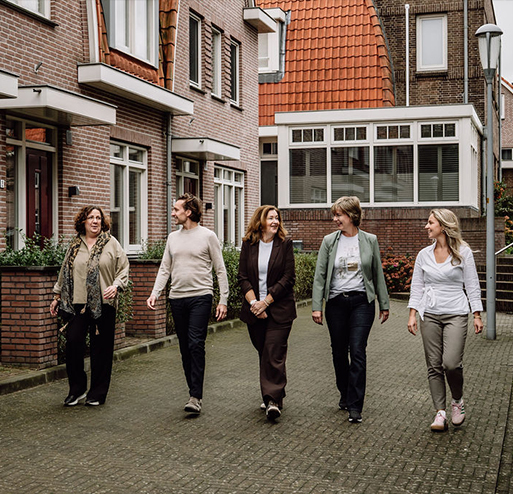 makelaars wandelend in straat