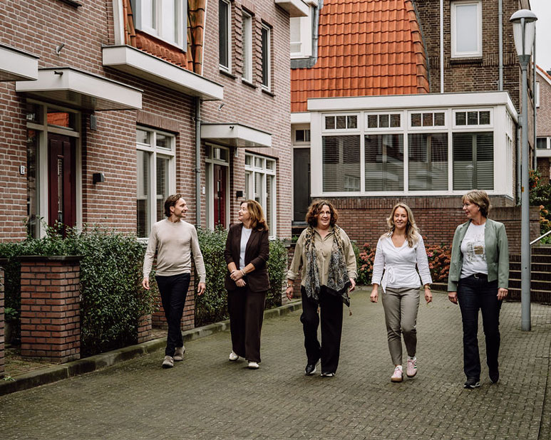 makelaars lopend op straat door zwanenburg
