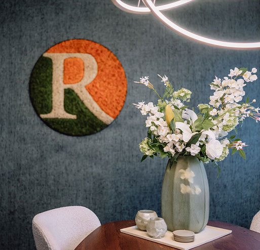 regio makelaars logo op de muur met bloemstuk