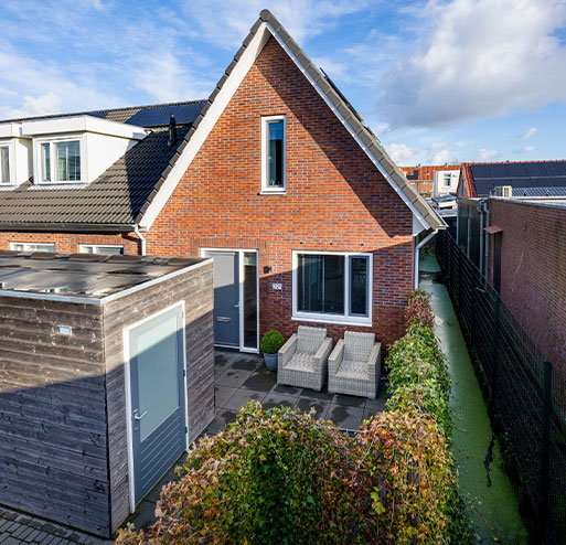 woning met stoelen in de achtertuin